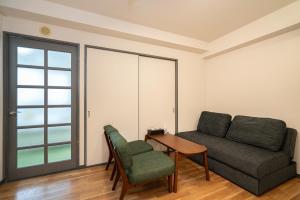 Posezení v ubytování Two-bedroom, 6-minute walk to the Yamanote Line