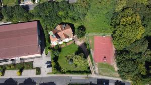 einen Blick über ein Haus mit rotem Dach in der Unterkunft Villa Belino in Ruhla