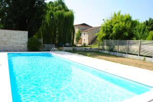 Swimming pool sa o malapit sa Les Foucauds