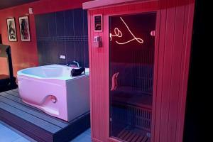 a bathroom with a bird cage and a sink at Appartement balnéo et sauna privés The Red Room in Mauguio