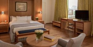 Eko Hotel Suites的电视和/或娱乐中心