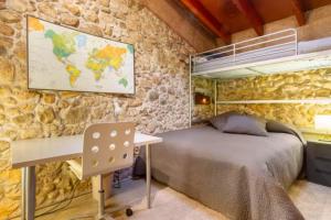 Ένα ή περισσότερα κρεβάτια σε δωμάτιο στο Masia Cal Sisplau, con piscina y rodeada de viñedos a 10 minutos de Vilafranca del Penedés, Barcelona ,Cataluña +18 φωτογραφίες