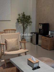 Good Day B&B في ماغونغ: غرفة معيشة مع أريكة وطاولة مع