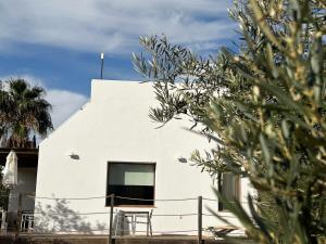una casa bianca con una finestra sul lato di Oro y Luz a Rodalquilar