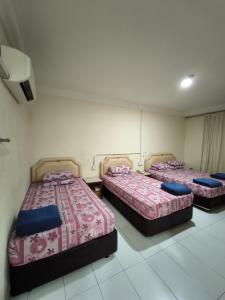 En eller flere senger på et rom på OYO 90895 Hotel Ikia