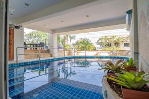 Bazén v ubytování Patong Blue House Panorama View nebo v jeho okolí