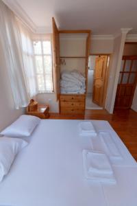 een slaapkamer met een groot wit bed en een raam bij Deydaa Ekoloji Kampı in Gerze