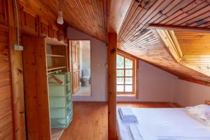 una camera da letto in una baita di tronchi con un letto e una finestra di Deydaa Ekoloji Kampı a Gerze