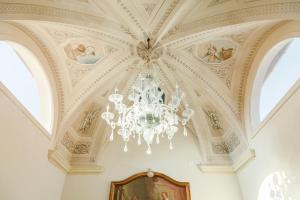 切塞纳奥利住宿加早餐旅馆的天花板和吊灯