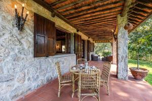 una casa con patio con mesa y sillas en Villa ai Boschetti, en Luciano