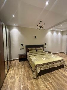 - une chambre avec un grand lit et un plafond dans l'établissement شقة للايجار كورنيش المعادي, au Caire