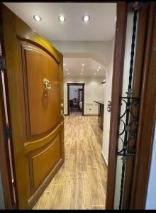 - un couloir avec une grande porte en bois dans une maison dans l'établissement شقة للايجار كورنيش المعادي, au Caire