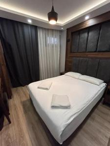 um quarto com uma cama grande com dois guardanapos em Basilissis Hotel em Istambul