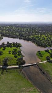 una vista aérea de un río con un puente en Alojamiento Rural Finca Barral, en Sevilla