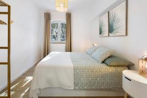 a bedroom with a bed and a mirror at Jardim da Parada in Cascais