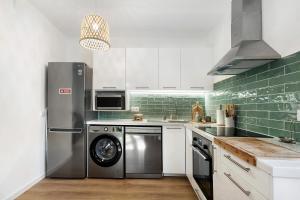 a kitchen with a refrigerator and a dishwasher at Jardim da Parada in Cascais