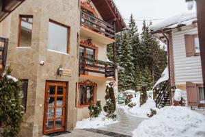 Hotel Vedmezhyi Dvir v zime