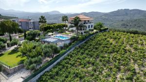 una vista aerea di una casa con giardino e piscina di West Crete Chania - Villa Europa a Darmarochori
