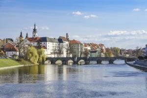 most przez rzekę w mieście w obiekcie Hotel Cade w Piosku