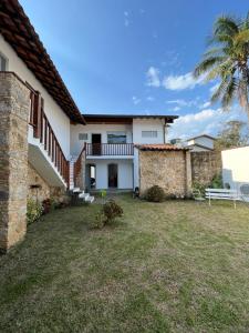 a view of a house with a yard at Casa Arte Cabore in Paraty