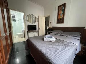 een slaapkamer met een bed met handdoeken erop bij Copacabana Apartamento in Rio de Janeiro