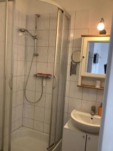 ein Bad mit einer Dusche und einem Waschbecken in der Unterkunft Zimmer Wolkenlos in Dahme