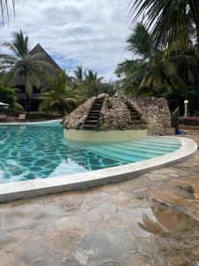 uma piscina com um spa num resort em reGina & Udo Holiday Home em Malindi