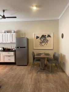 uma cozinha com uma mesa e um frigorífico em reGina & Udo Holiday Home em Malindi