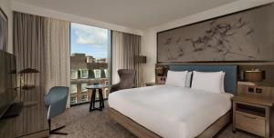 Postel nebo postele na pokoji v ubytování Doubletree By Hilton Hull + 29 fotografií