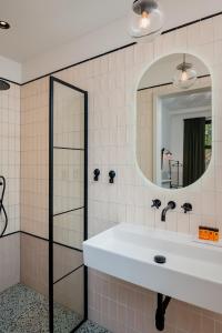 bagno con lavandino e specchio di Mr.Lewis Rotterdam a Rotterdam