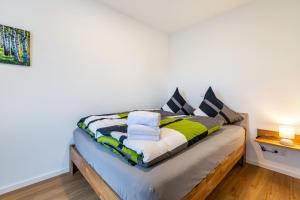 sypialnia z łóżkiem z ręcznikami w obiekcie Snorrum Wohnung 7 w mieście Husby