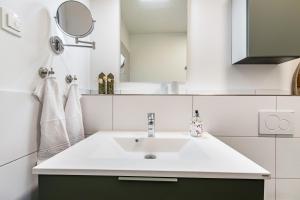 y baño con lavabo y espejo. en Snorrum Wohnung 7, en Husby