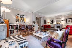 ein Wohnzimmer voller Möbel und einem Kamin in der Unterkunft Veeve - Epic Romance in Neuilly-sur-Seine + 13 Fotos