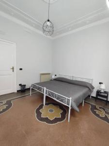 a bedroom with a bed in a white room at Benny appartamento 3 CAMERE DA LETTO ad uso ESCLUSIVO Genova Aeroporto in Genoa