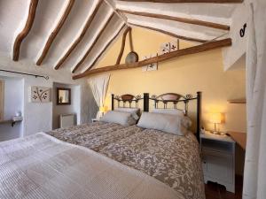 - une chambre avec un grand lit dans l'établissement Casa Jasmin, 