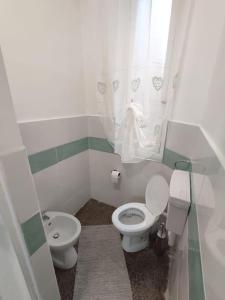 a small bathroom with a toilet and a sink at Benny appartamento 3 CAMERE DA LETTO ad uso ESCLUSIVO Genova Aeroporto in Genoa