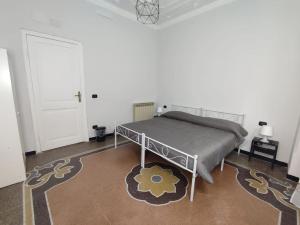 a bedroom with a bed with a table and a carpet at Benny appartamento 3 CAMERE DA LETTO ad uso ESCLUSIVO Genova Aeroporto in Genoa