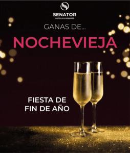 dos copas de champán sentados uno al lado del otro en Guadacorte Park, en Los Barrios