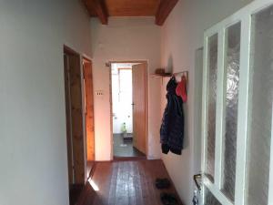 einen Flur eines Hauses mit einer Tür und einem Hallwayngthngthngthngthngthngthngthngtgtgth in der Unterkunft Village Bjelopavlići, Pitoma Loza in Danilovgrad