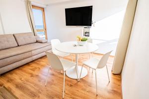 Televízia a/alebo spoločenská miestnosť v ubytovaní Umag center seafront seaview old town apartment 1