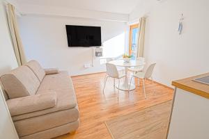 Televízia a/alebo spoločenská miestnosť v ubytovaní Umag center seafront seaview old town apartment 1