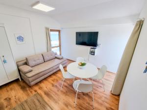 Televízia a/alebo spoločenská miestnosť v ubytovaní Umag center seafront seaview old town apartment 1