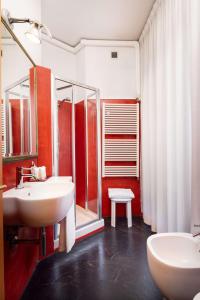 uma casa de banho com 2 lavatórios e um chuveiro em Best Western Hotel Major em Milão