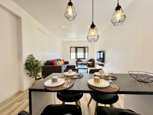 een keuken en een woonkamer met een tafel en stoelen bij Albufeira Central 7 by Homing in Albufeira