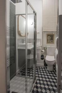 a bathroom with a shower and a toilet and a sink at Central St Aubin dans un écrin de verdure in Toulouse