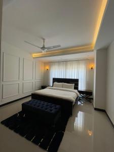 ein Schlafzimmer mit einem Bett und einem Sofa darin in der Unterkunft French 2-bed in Rawalpindi