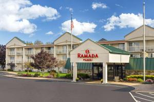 un montage de l'auberge rambala dans l'établissement Ramada Plaza by Wyndham Portland, à Portland