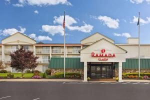 uma representação de um hotel com a frente do edifício em Ramada Plaza by Wyndham Portland em Portland