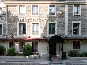 a building with a welcome sign on the front of it at Mercure Paris Ouest Saint Germain in Saint-Germain-en-Laye