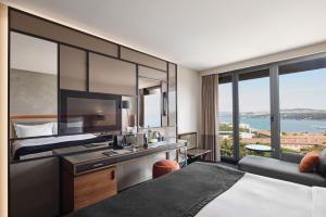 una camera d'albergo con letto e bagno con vista di Gezi Hotel Bosphorus, Istanbul, a Member of Design Hotels a Istanbul